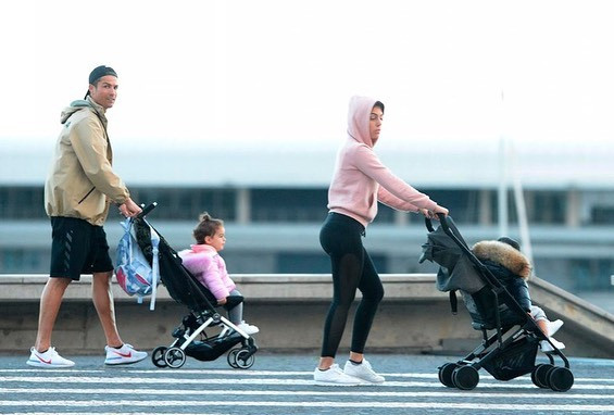 Ronaldo được bạn gái xinh đẹp cắt tóc tại nhà mùa dịch COVID-19 ảnh 10