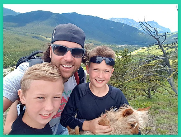 Nghỉ học vì dịch COVID-19, cậu bé bơi tạm... trong bể cá ảnh 2