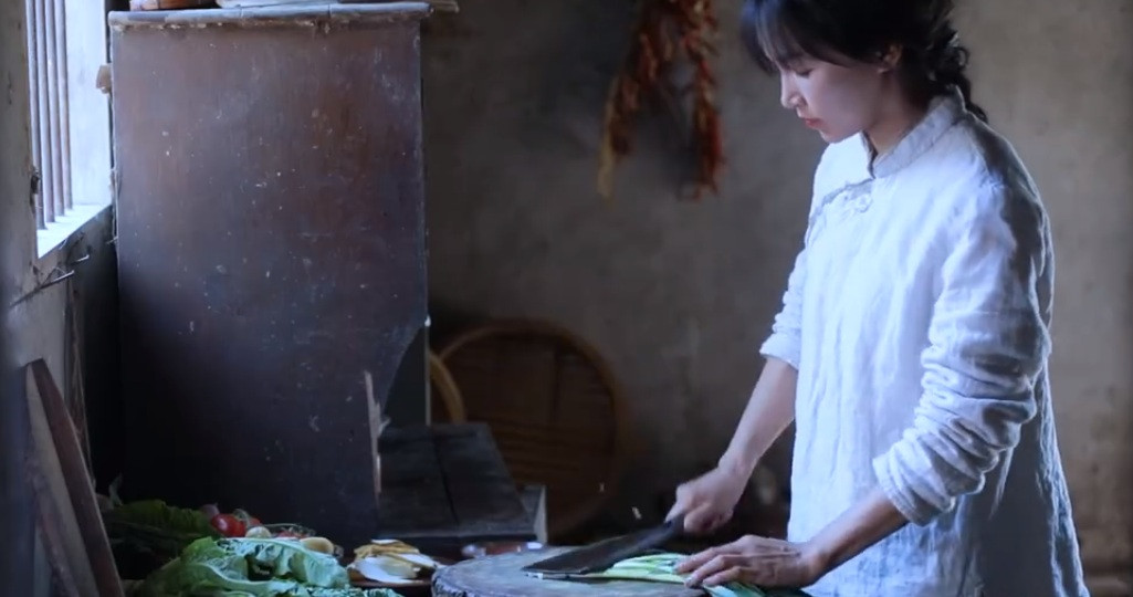 Clip 'tiên nữ đồng quê' Lý Tử Thất tự trồng chế biến các món với tỏi hút triệu view ảnh 3