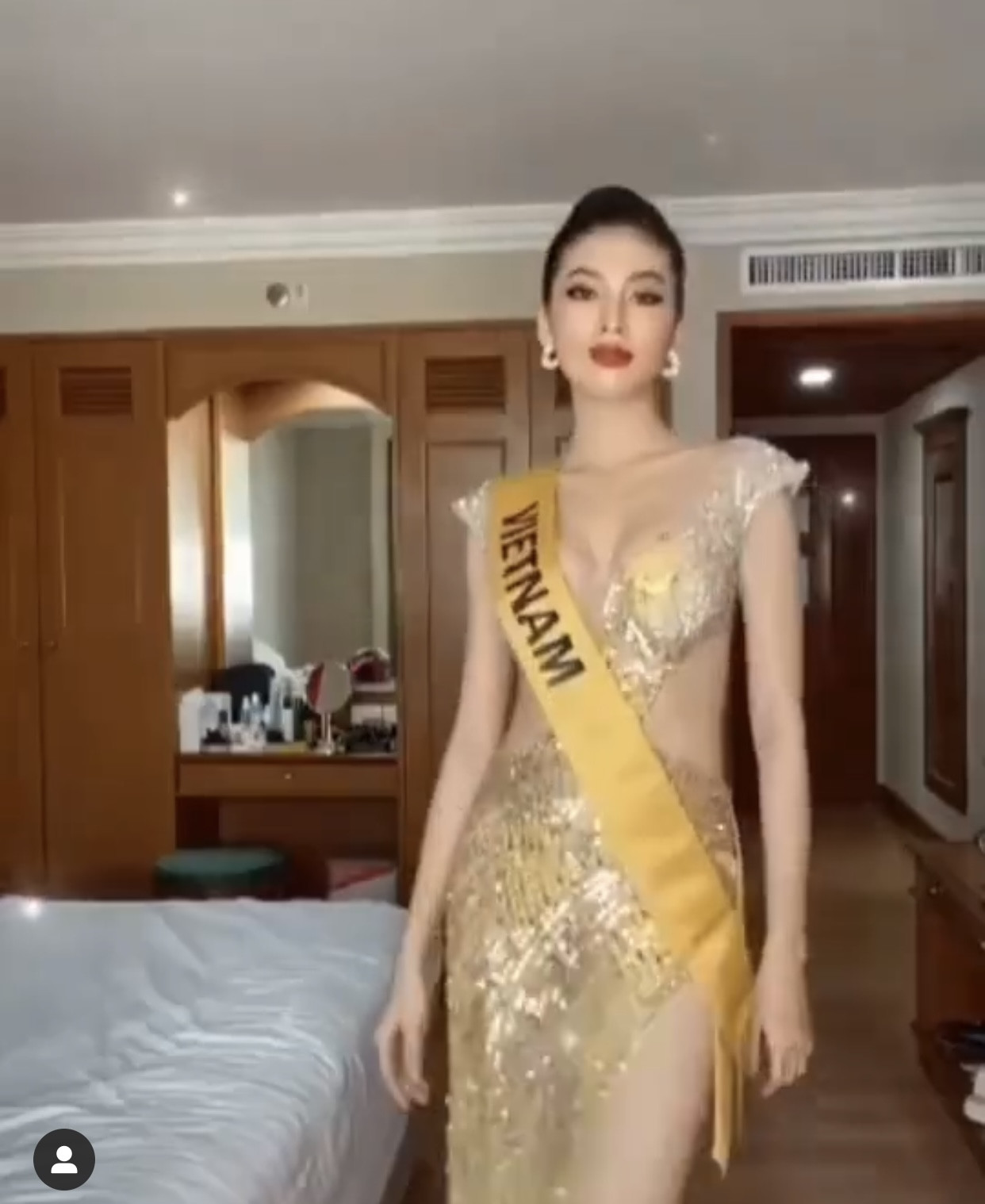 Ngọc Thảo diện váy xẻ vòng 1 nóng bỏng, thực hiện thử thách biểu cảm vương miện Miss Grand ảnh 2