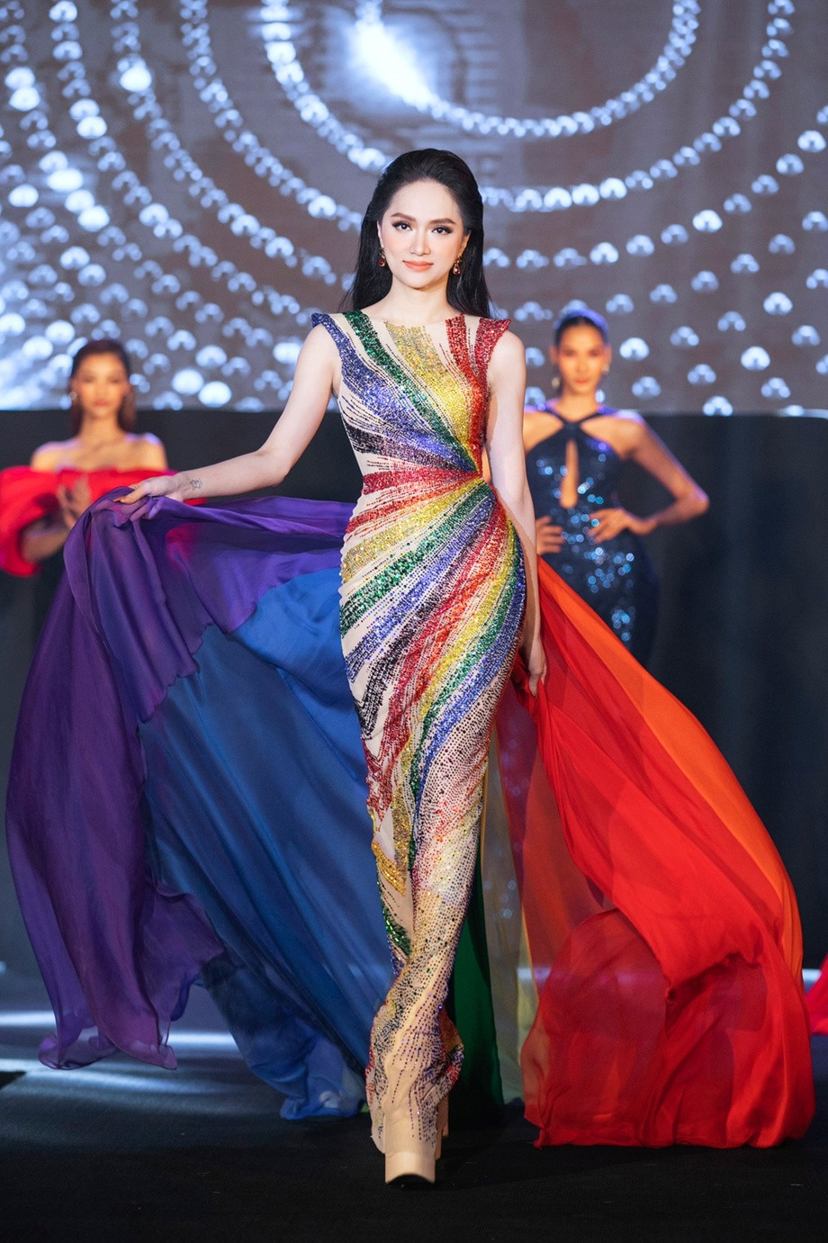 Mặc lại váy lục sắc của Hương Giang, Ngọc Thảo nổi bật tại buổi chụp hình ở Miss Grand ảnh 6