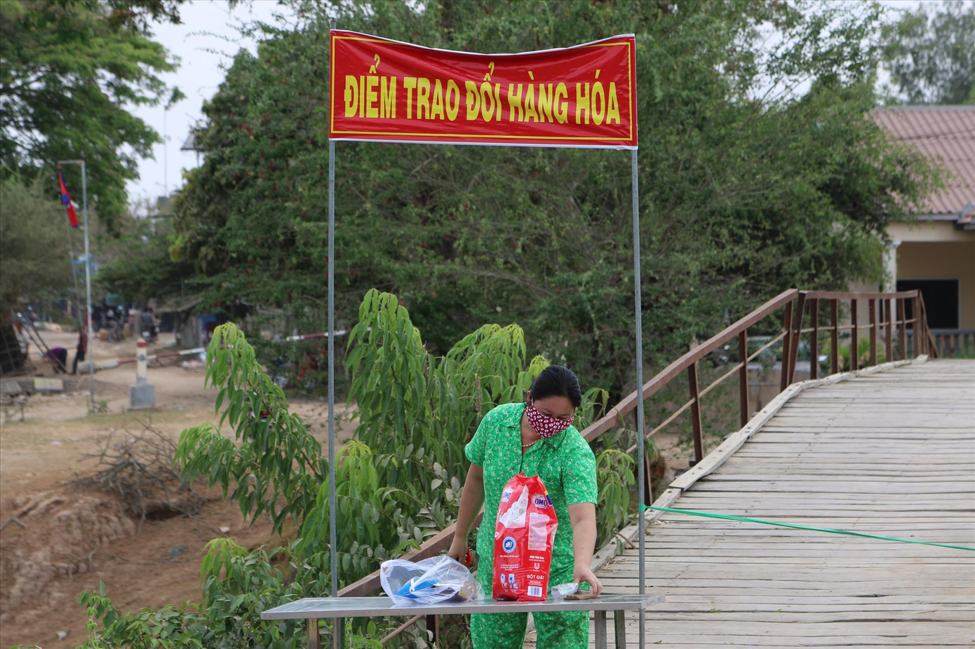 Giao thương độc đáo ở biên giới Tây Nam mùa dịch COVID -19 ảnh 1