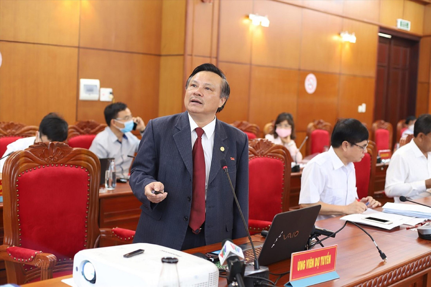 Tận thấy cuộc tuyển chọn bí thư huyện uỷ ảnh 2