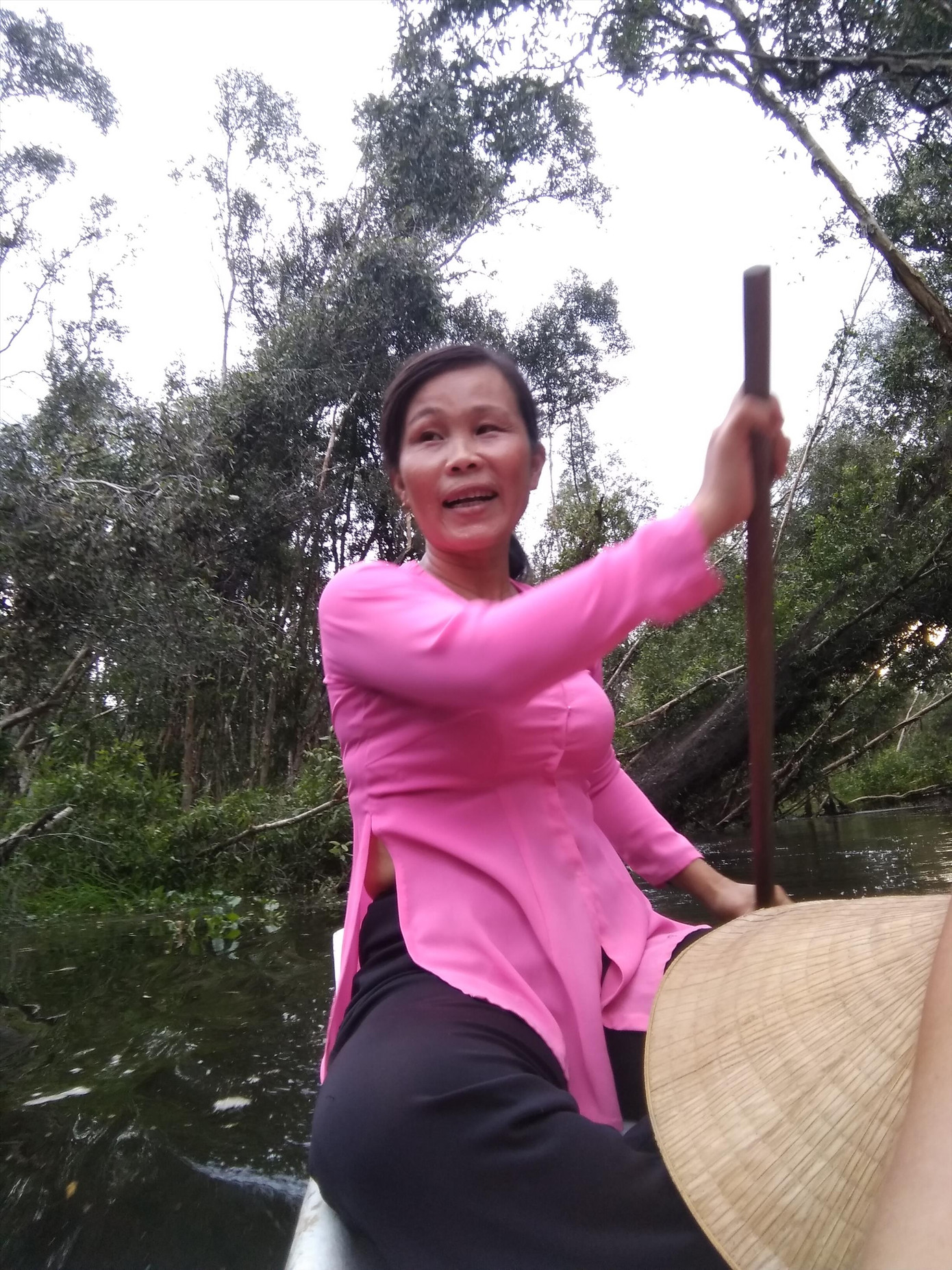 Người đàn bà chèo thuyền trên Đồng Tháp Mười ảnh 1