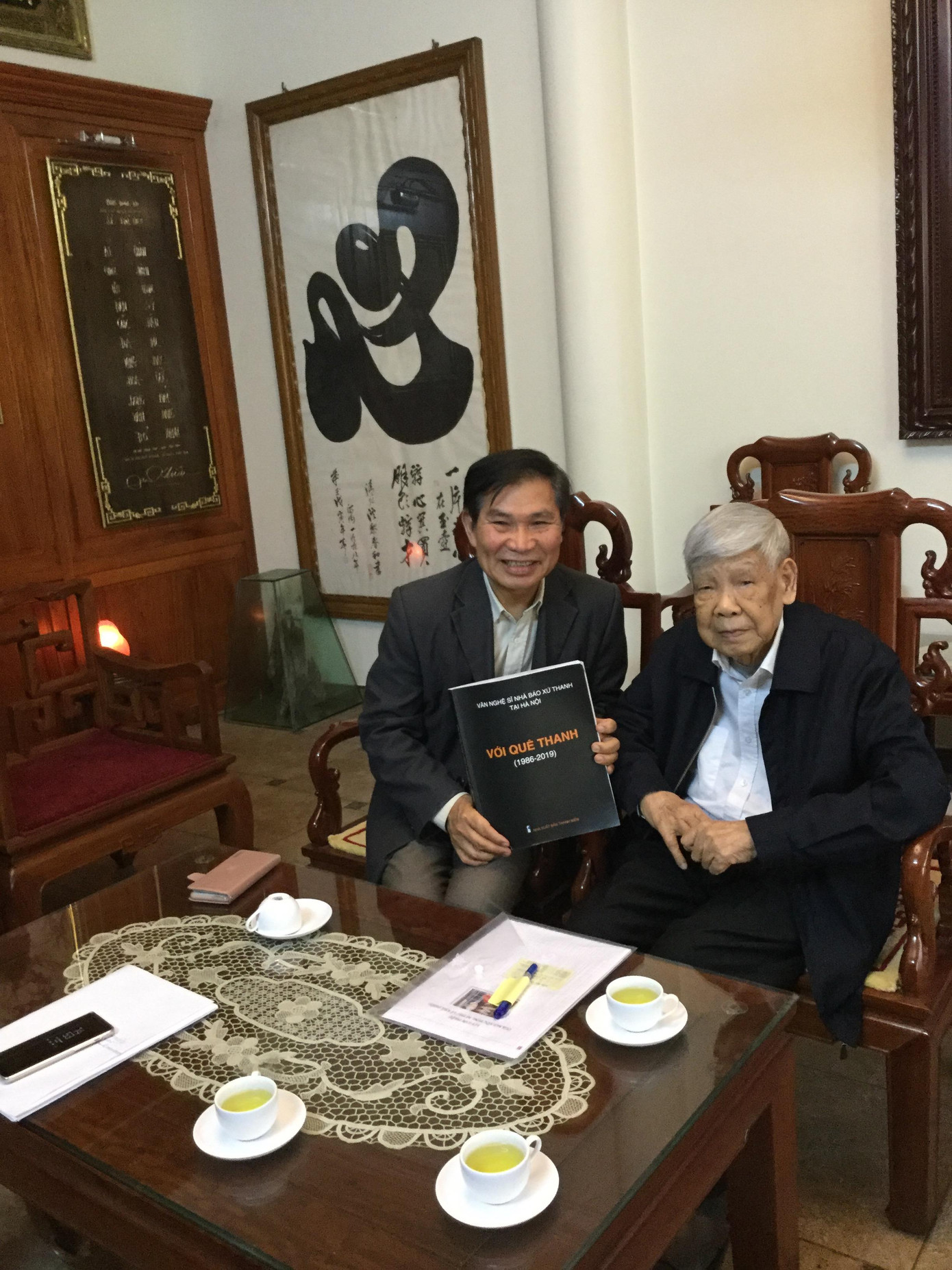 Bác Lê Khả Phiêu với văn nghệ sĩ ảnh 1