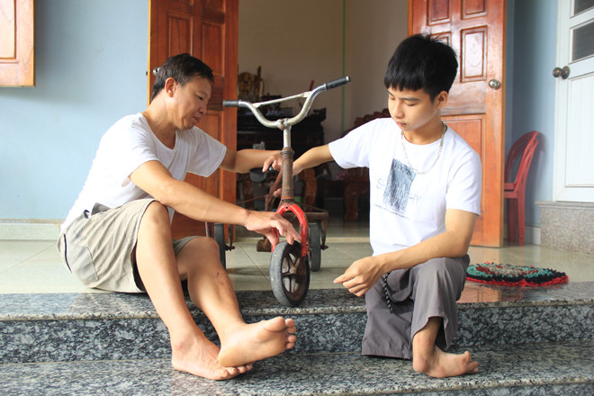 Đôi bạn 28 điểm 10 năm cõng nhau đến trường: Ước mơ còn ở phía trước ảnh 2