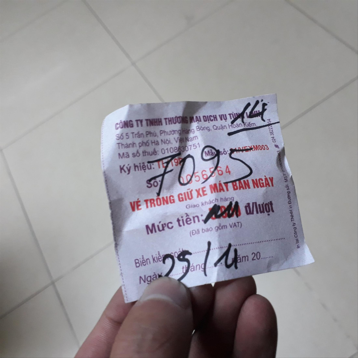 Bãi giữ xe tái chiếm vỉa hè: Ùn ứ, thất thu, 'chặt chém' ảnh 1