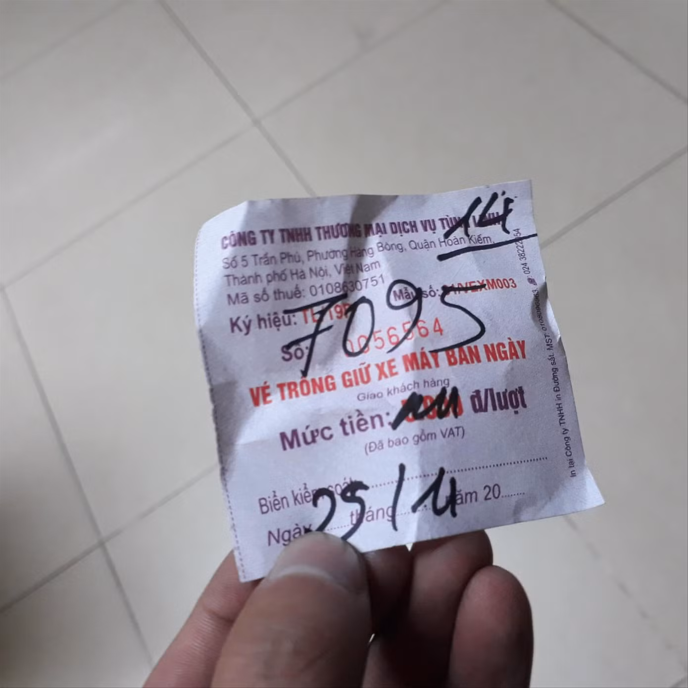 Bãi giữ xe tái chiếm vỉa hè: Ùn ứ, thất thu, 'chặt chém' ảnh 1
