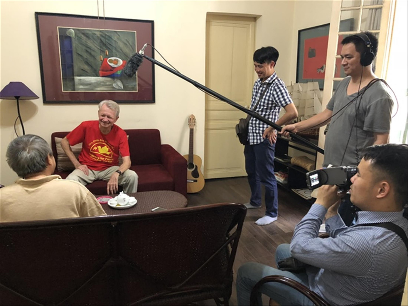 Bài thơ hòa bình 30/4: Chuck Searcy - người quen trên đường ảnh 1