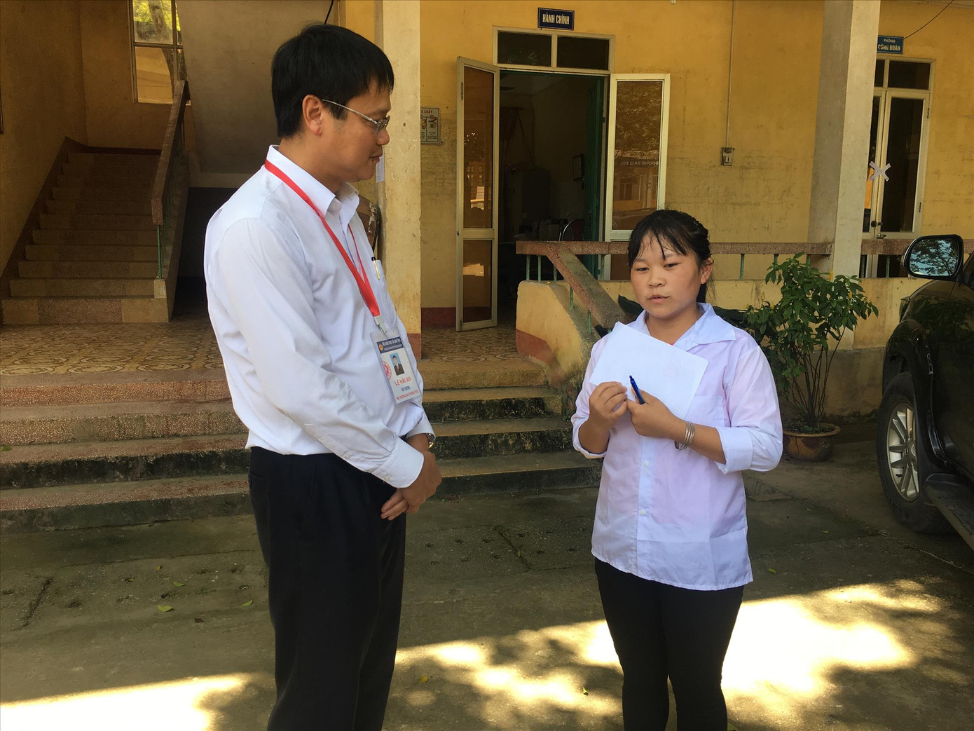 Không cầm được nước mắt xem phim về Thứ trưởng giáo dục Lê Hải An ảnh 20