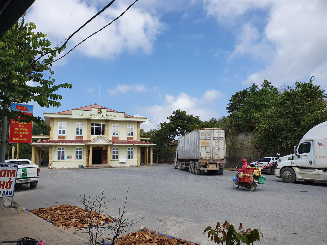 'Làm luật' ở cửa khẩu quốc tế Tây Trang ảnh 1