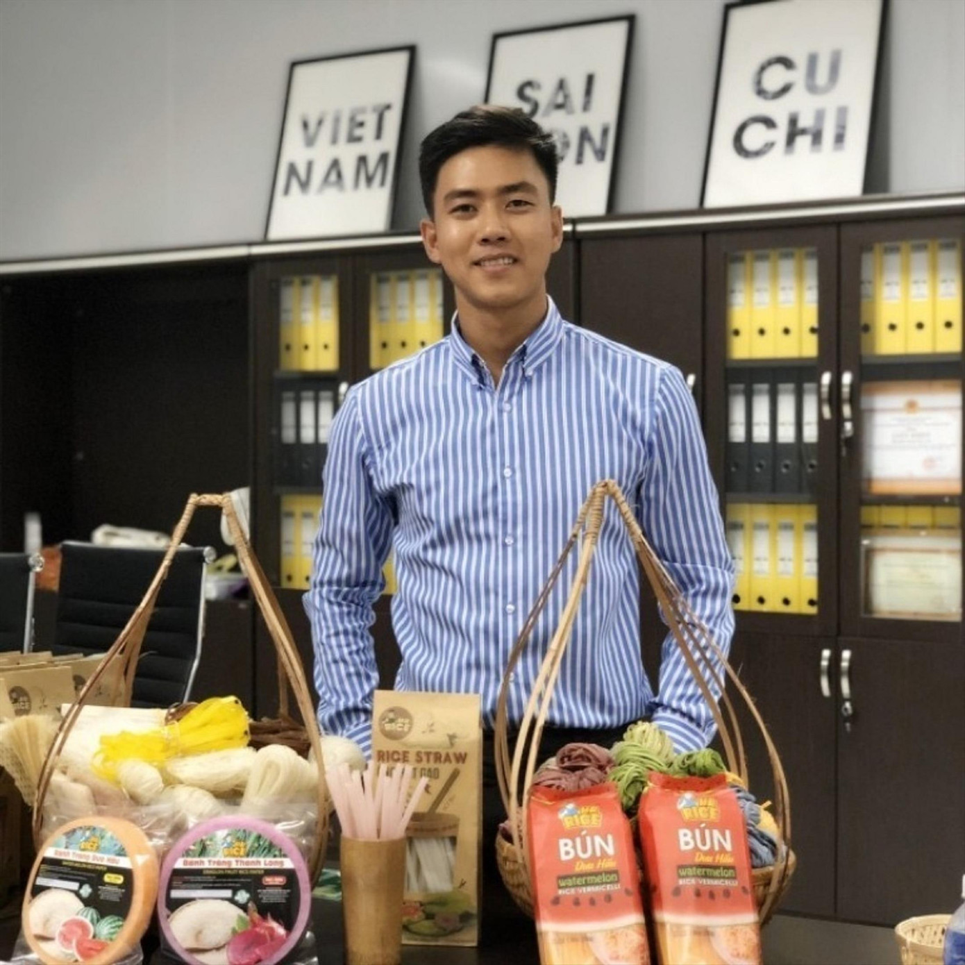 Khởi nghiệp 'ngược bão': Mang bún dưa hấu, bánh tráng thanh long đi Tây ảnh 1