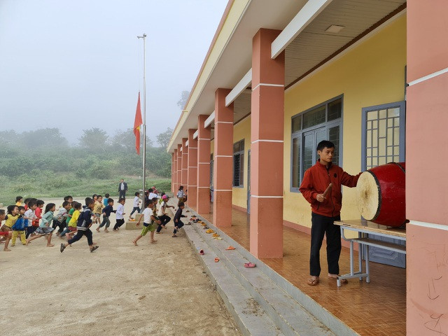 Thắt ruột khi thầy giáo vùng cao nói: “Em sợ khi về con không nhận ra mình” ảnh 5