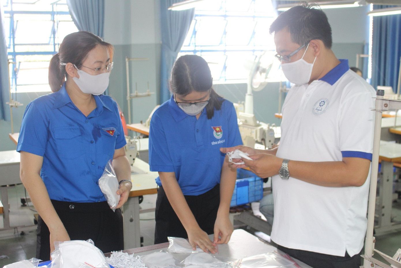 10 sinh viên may 2000 khẩu trang tặng công nhân ảnh 2
