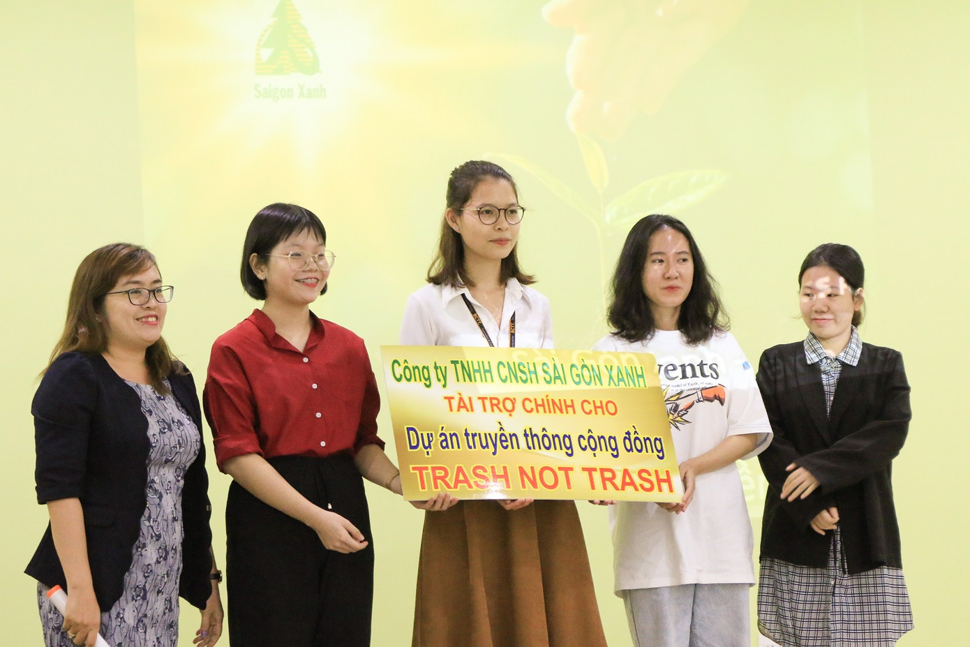 Nhóm sinh viên với dự án phân loại rác tại nguồn “Trash not trash” ảnh 1
