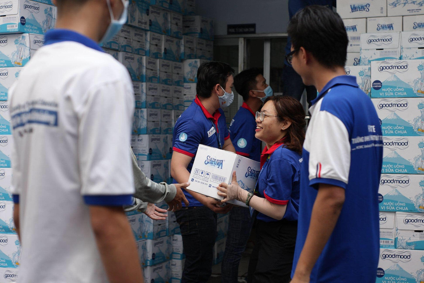 Áo xanh tình nguyện đã sẵn sàng cho một kỳ thi an toàn ảnh 1