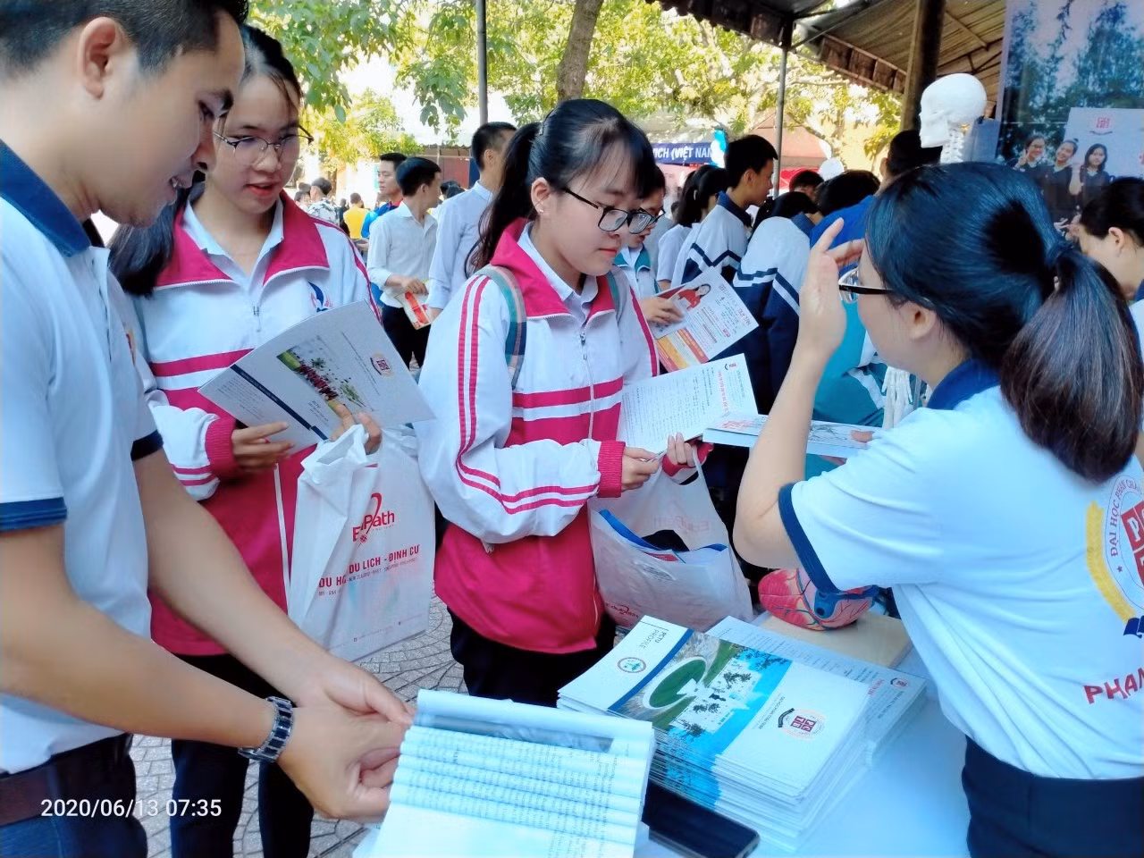 Nhiều trường đại học tăng chỉ tiêu xét tuyển cho thí sinh vùng bị ảnh hưởng dịch COVID-19 ảnh 2