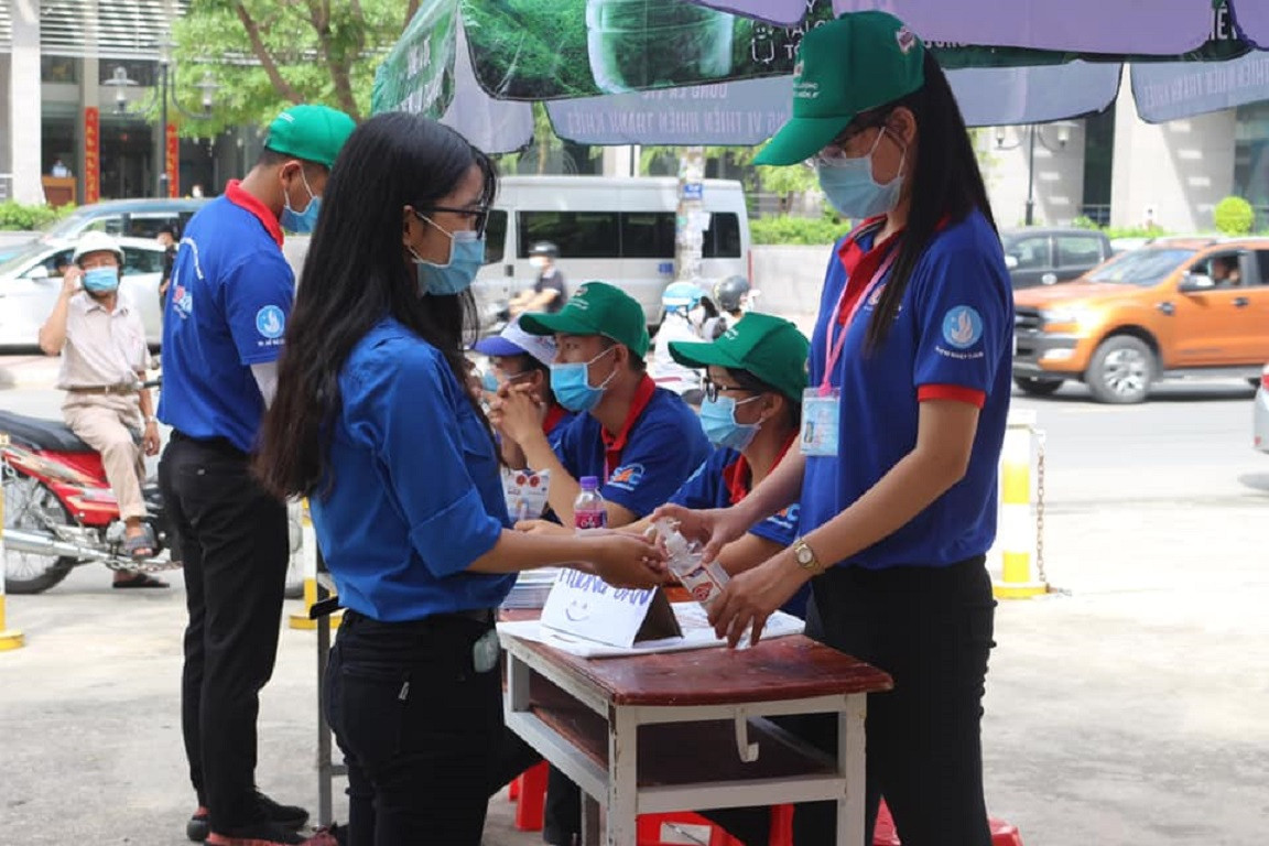 Áo xanh tình nguyện đã sẵn sàng cho một kỳ thi an toàn ảnh 2