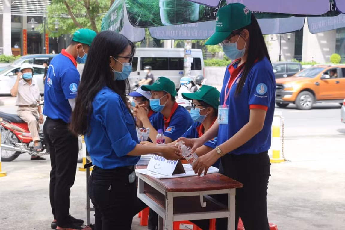 Áo xanh tình nguyện đã sẵn sàng cho một kỳ thi an toàn ảnh 2