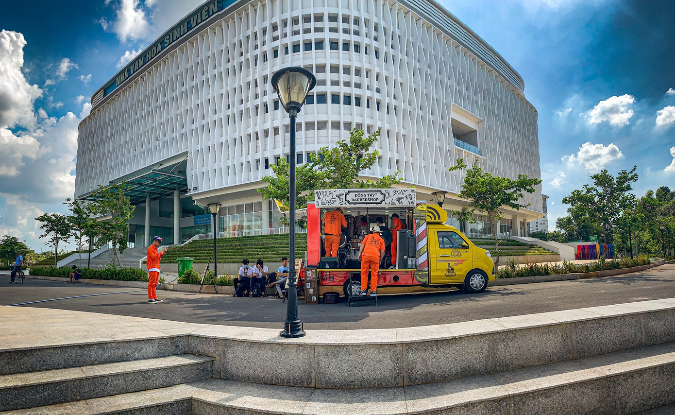 Xe cắt tóc cho sinh viên ở Làng Đại học ảnh 5