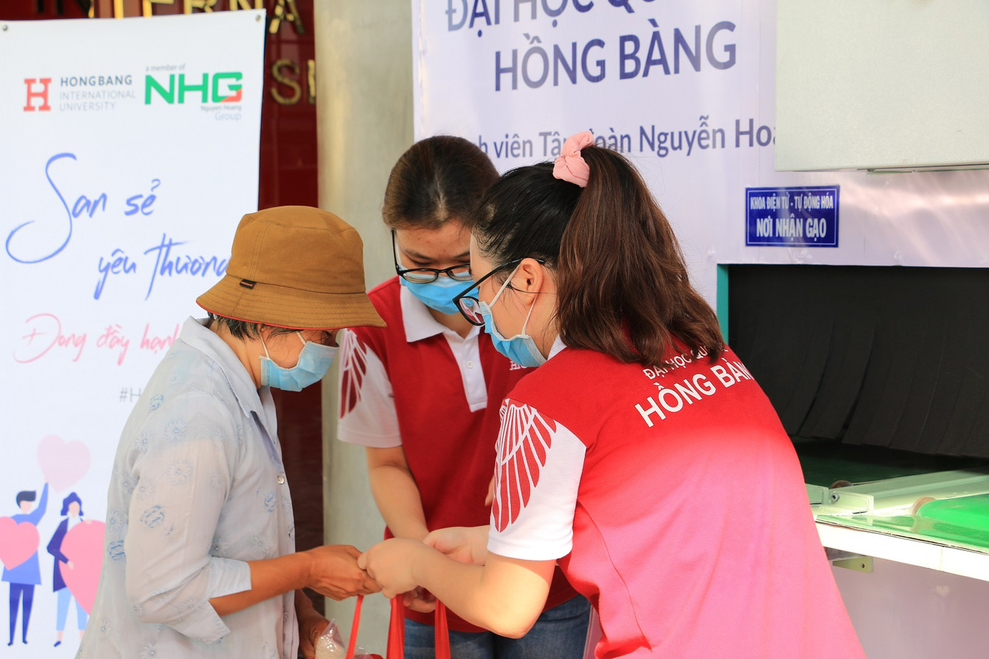 Thầy trò trường ĐH Quốc tế Hồng Bàng chế tạo thành công hệ thống “ATM gạo” ảnh 4