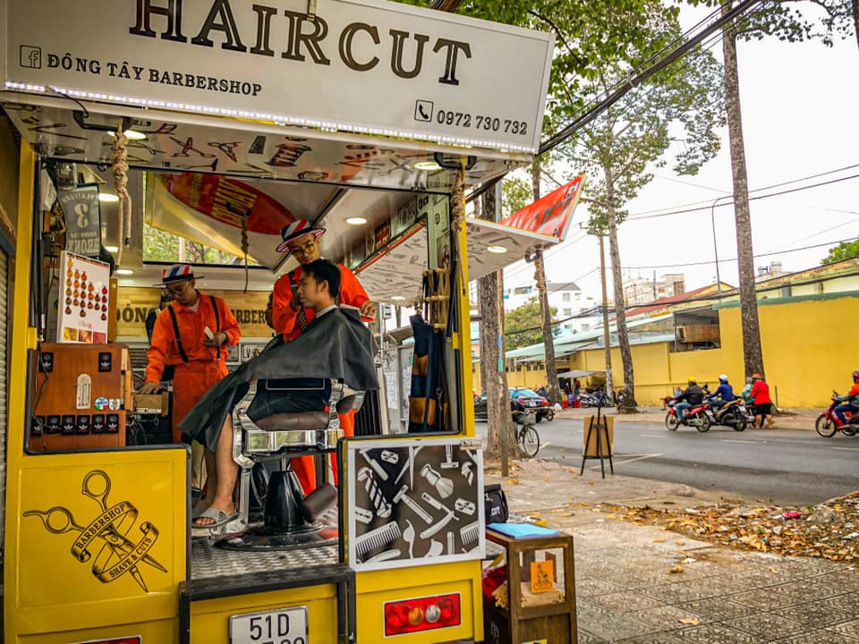 Xe cắt tóc cho sinh viên ở Làng Đại học ảnh 7