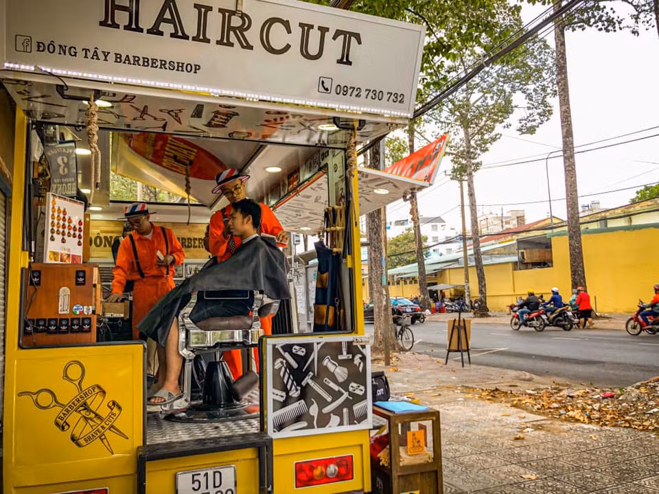 Xe cắt tóc cho sinh viên ở Làng Đại học ảnh 7