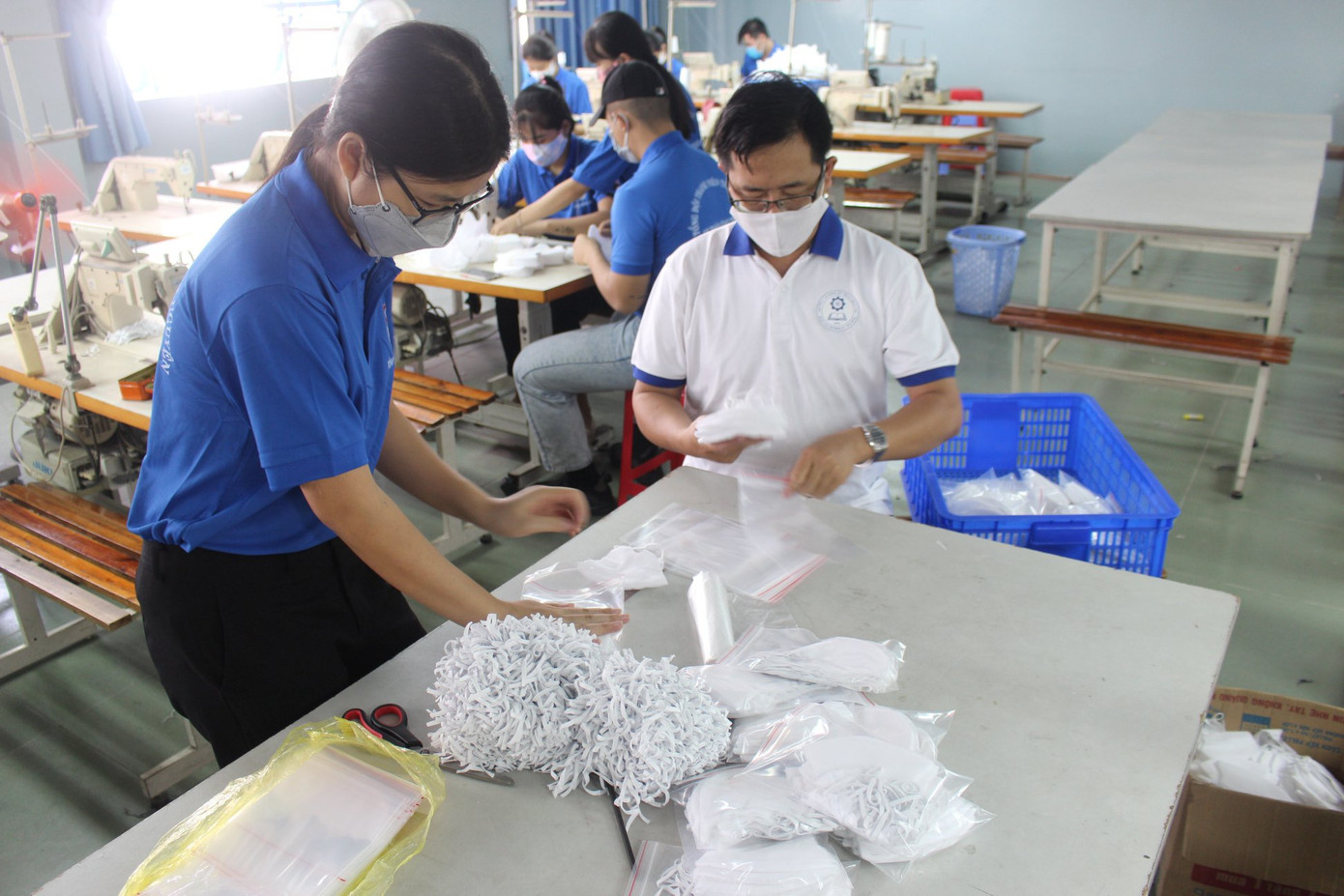 10 sinh viên may 2000 khẩu trang tặng công nhân ảnh 4