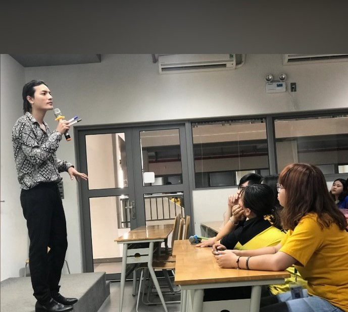 Chàng MC mê viết sách ảnh 3