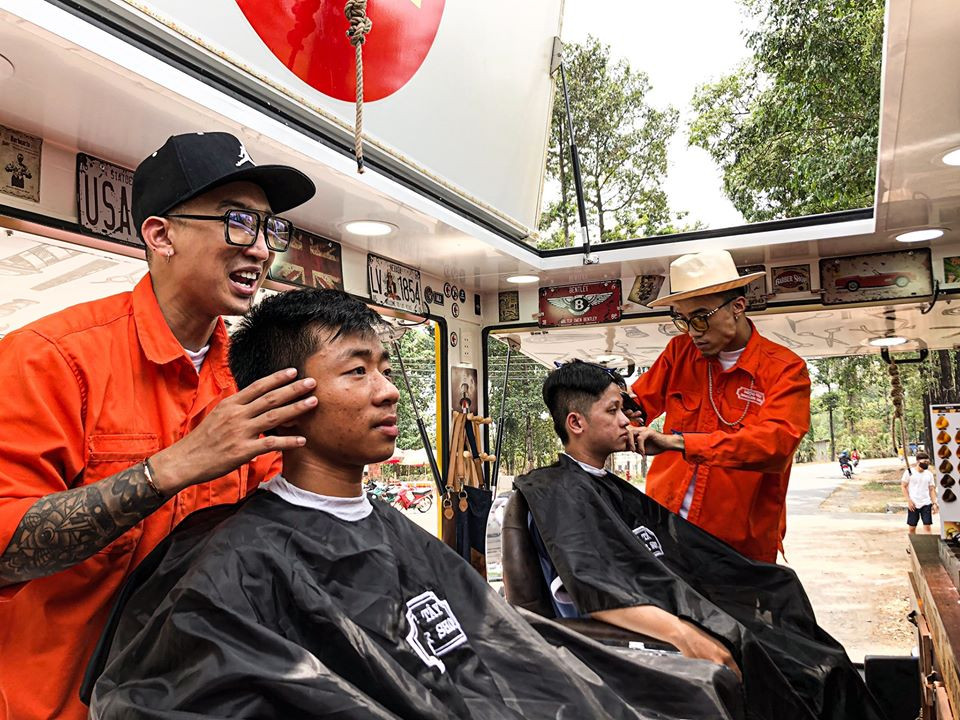 Xe cắt tóc cho sinh viên ở Làng Đại học ảnh 9
