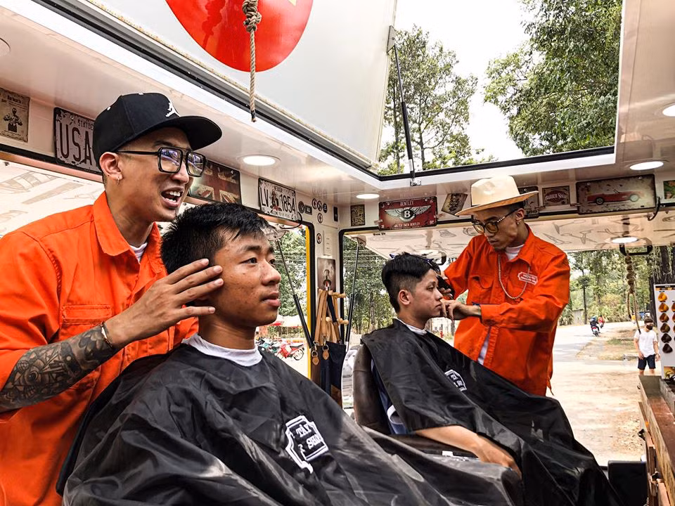 Xe cắt tóc cho sinh viên ở Làng Đại học ảnh 9