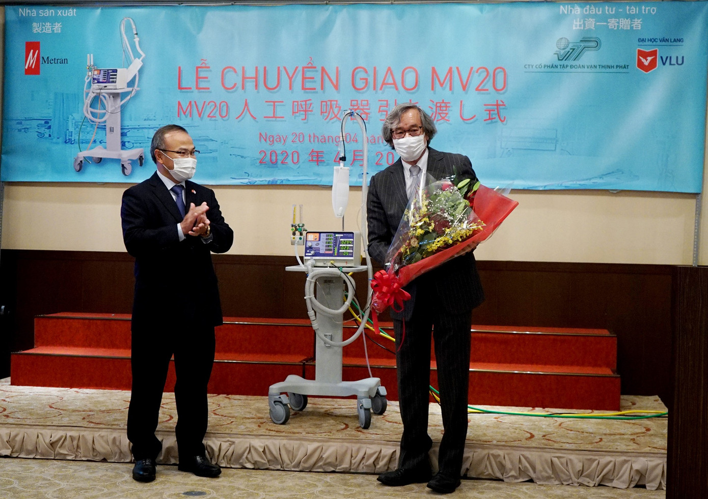 Trường ĐH Văn Lang và đối tác chuyển giao hai máy thở điều trị COVID-19 cho Việt Nam ảnh 1