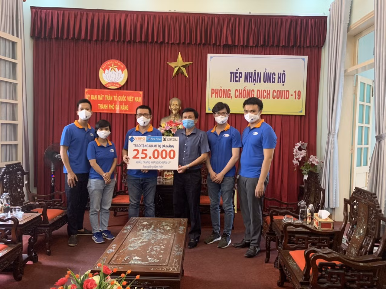 Tặng 25.000 khẩu trang và sách cho người dân Đà Nẵng ảnh 1