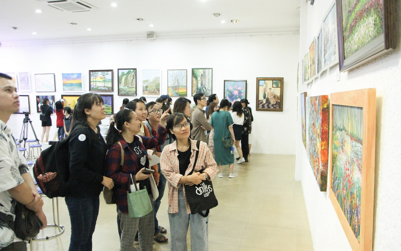 Bạn trẻ TP. HCM khám phá “Khoảng lặng” của người vẽ không chuyên ảnh 1