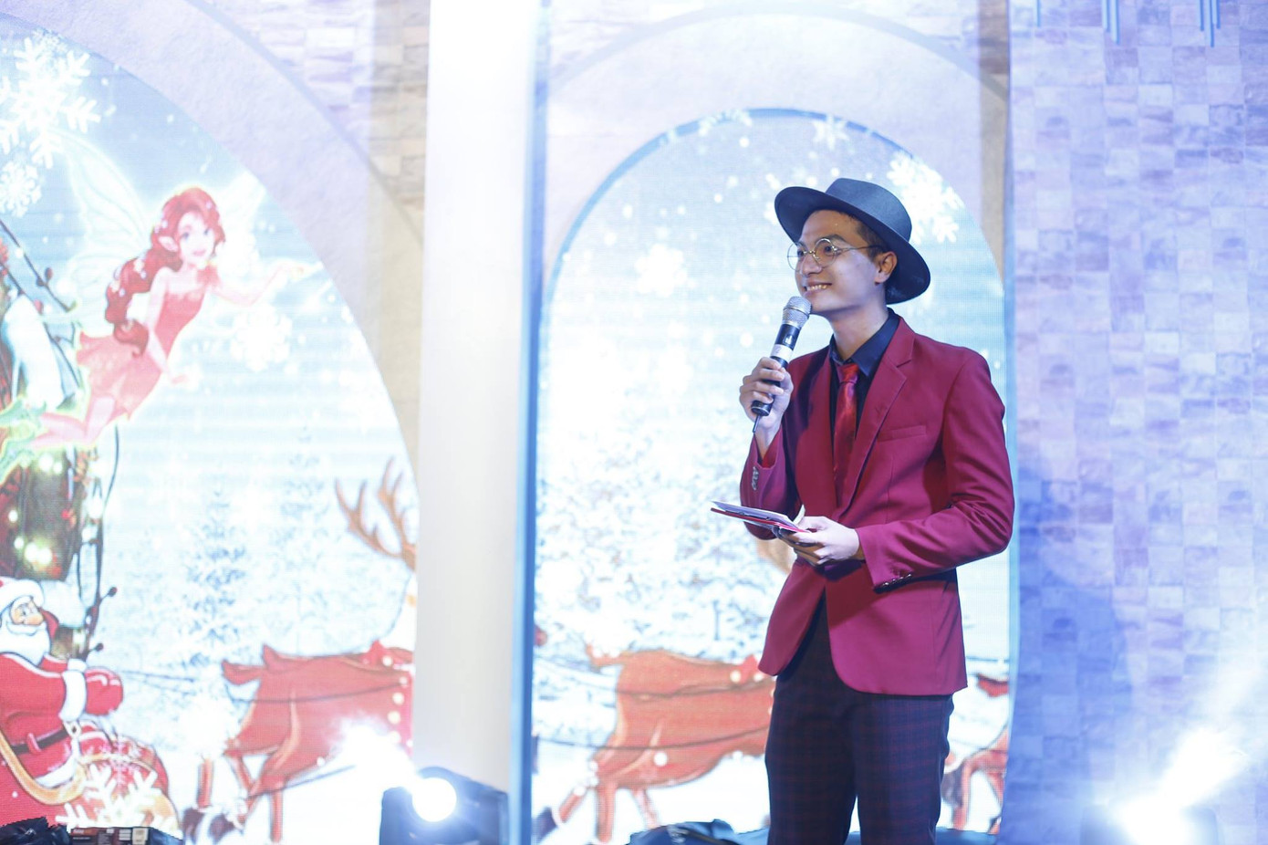 Chàng MC mê viết sách ảnh 2