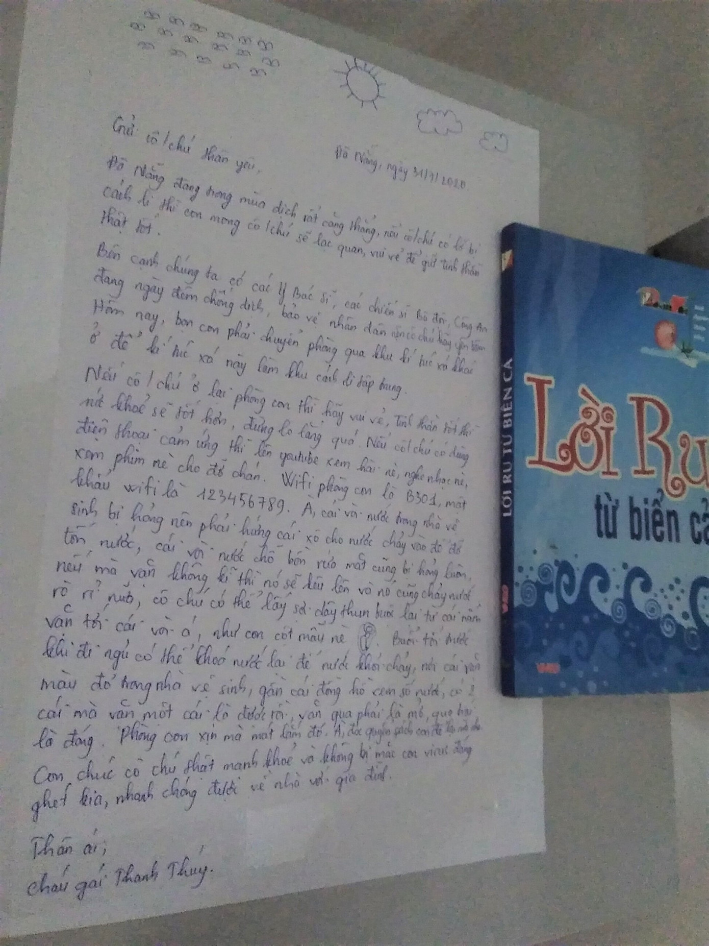 Bức thư cảm động dán tại Ký túc xá của một nữ sinh viên gửi người bị cách ly ảnh 2