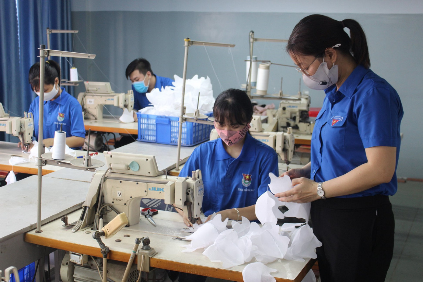 10 sinh viên may 2000 khẩu trang tặng công nhân ảnh 3