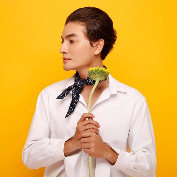 Chàng MC mê viết sách ảnh 1