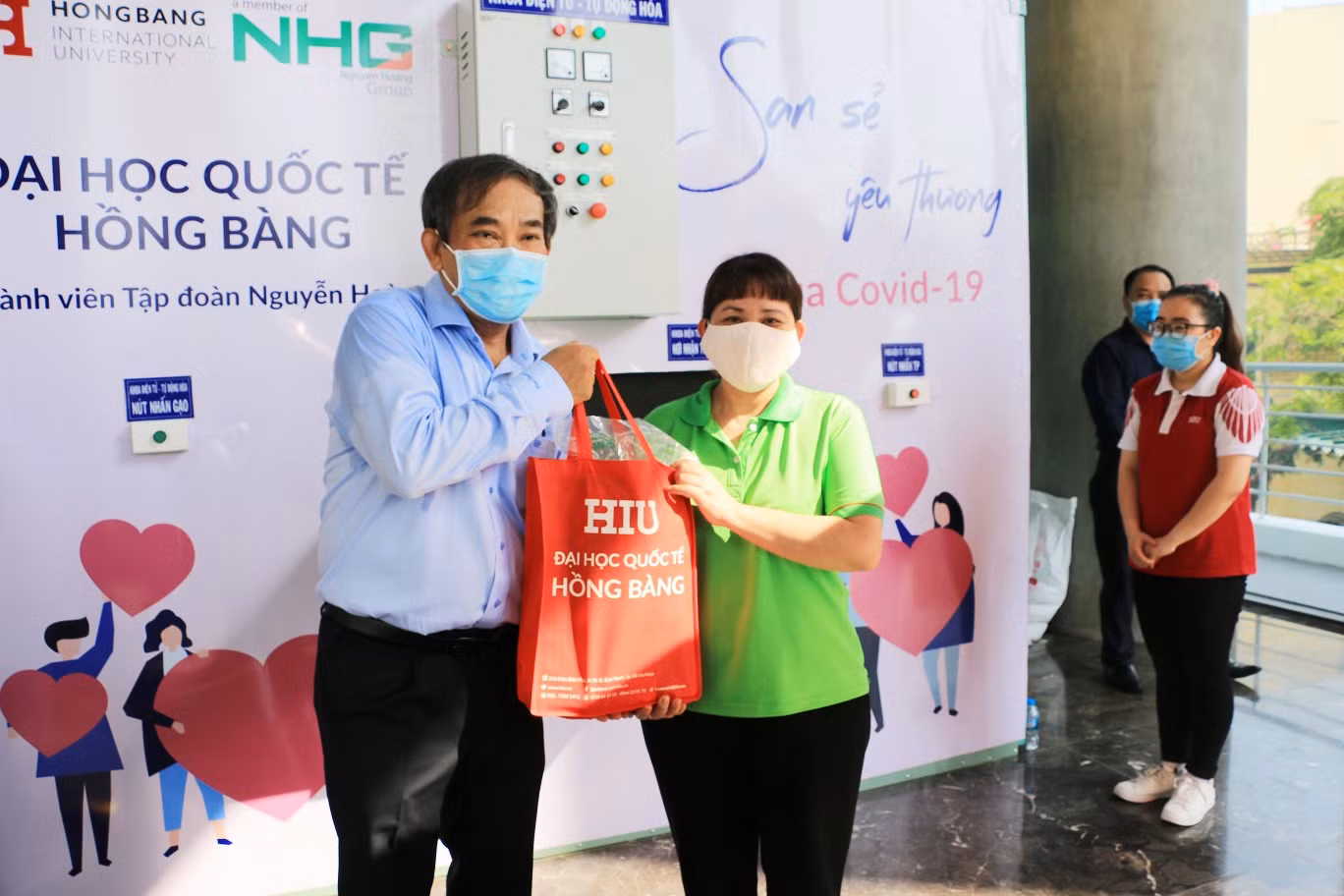 Thầy trò trường ĐH Quốc tế Hồng Bàng chế tạo thành công hệ thống “ATM gạo” ảnh 2