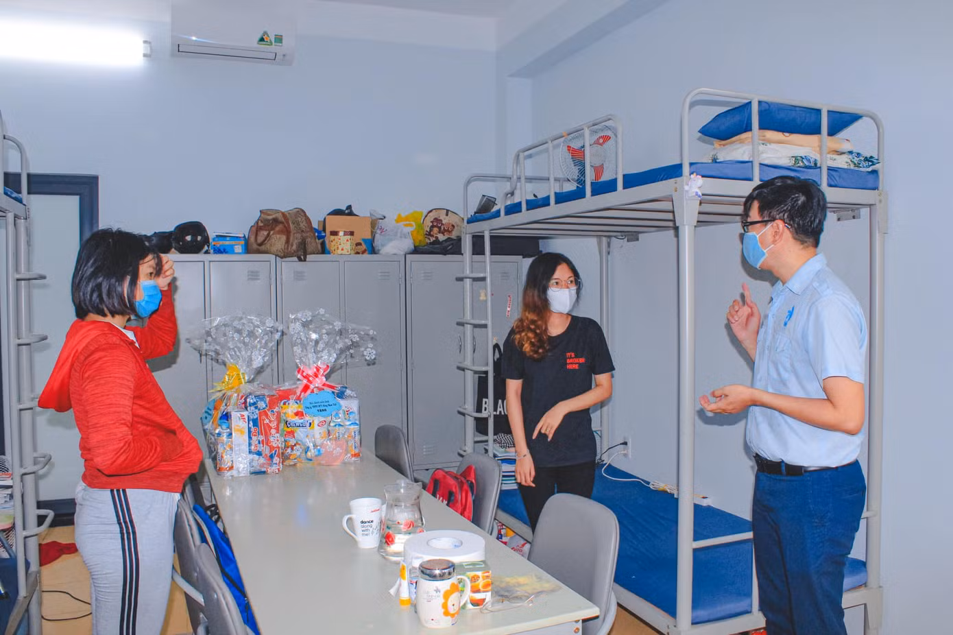 Thăm và tặng quà cho 16 sinh viên “mắc kẹt” tại KTX ĐH Lạc Hồng ảnh 1