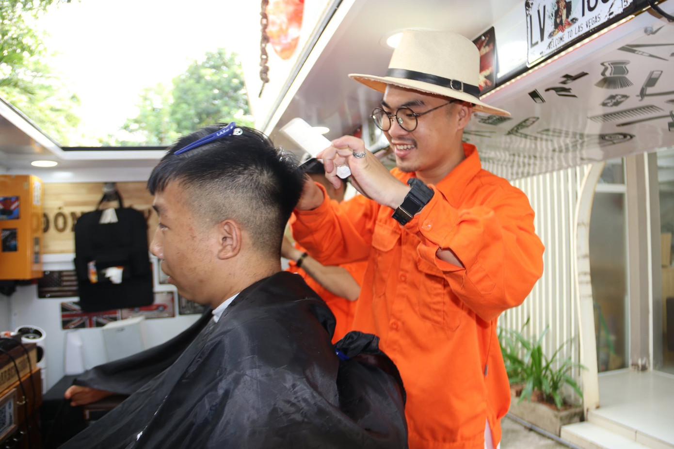 Xe cắt tóc cho sinh viên ở Làng Đại học ảnh 10