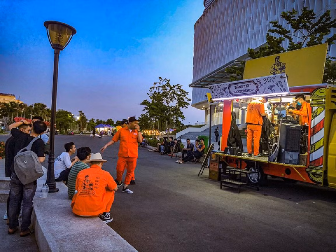 Xe cắt tóc cho sinh viên ở Làng Đại học ảnh 11