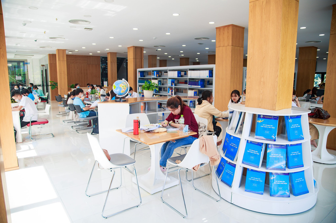 Thư viện “đẹp nhất Việt Nam” ở trường ĐH Công nghiệp Thực phẩm TP. HCM. ảnh 8