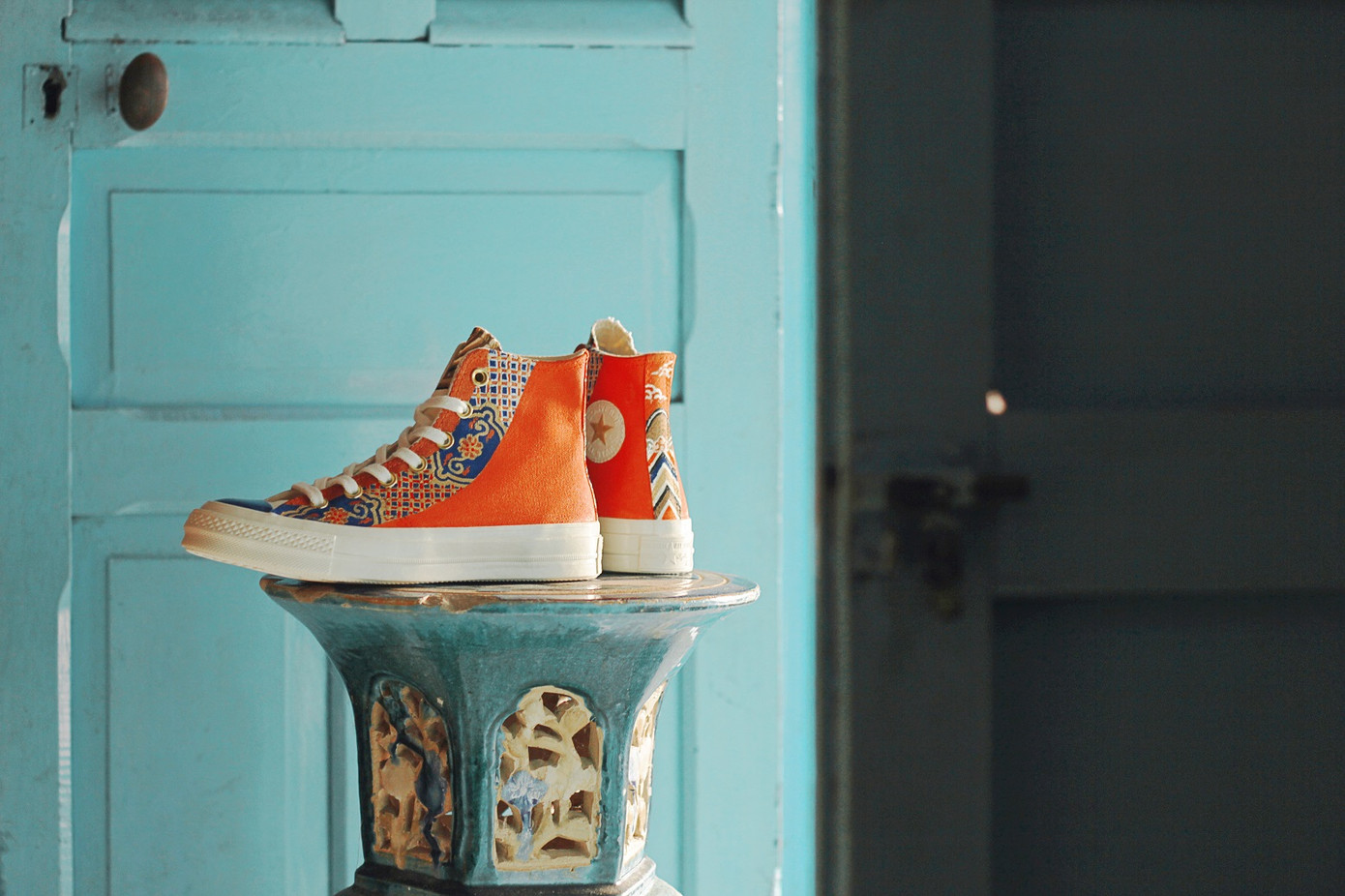 Chàng trai chuyên “make up” giày sneakers bằng họa tiết cung đình ảnh 4