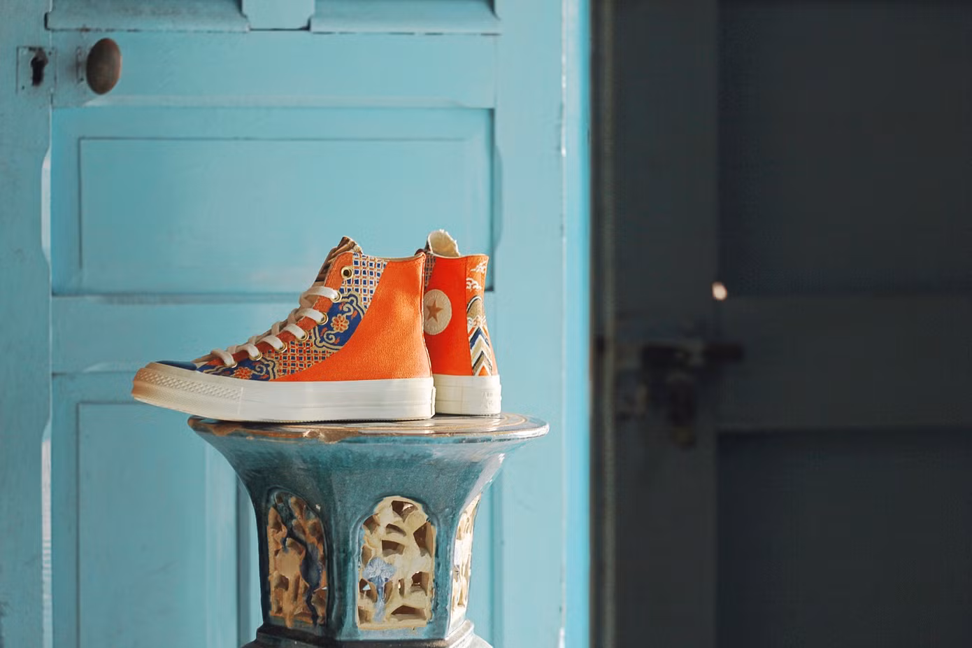 Chàng trai chuyên “make up” giày sneakers bằng họa tiết cung đình ảnh 4