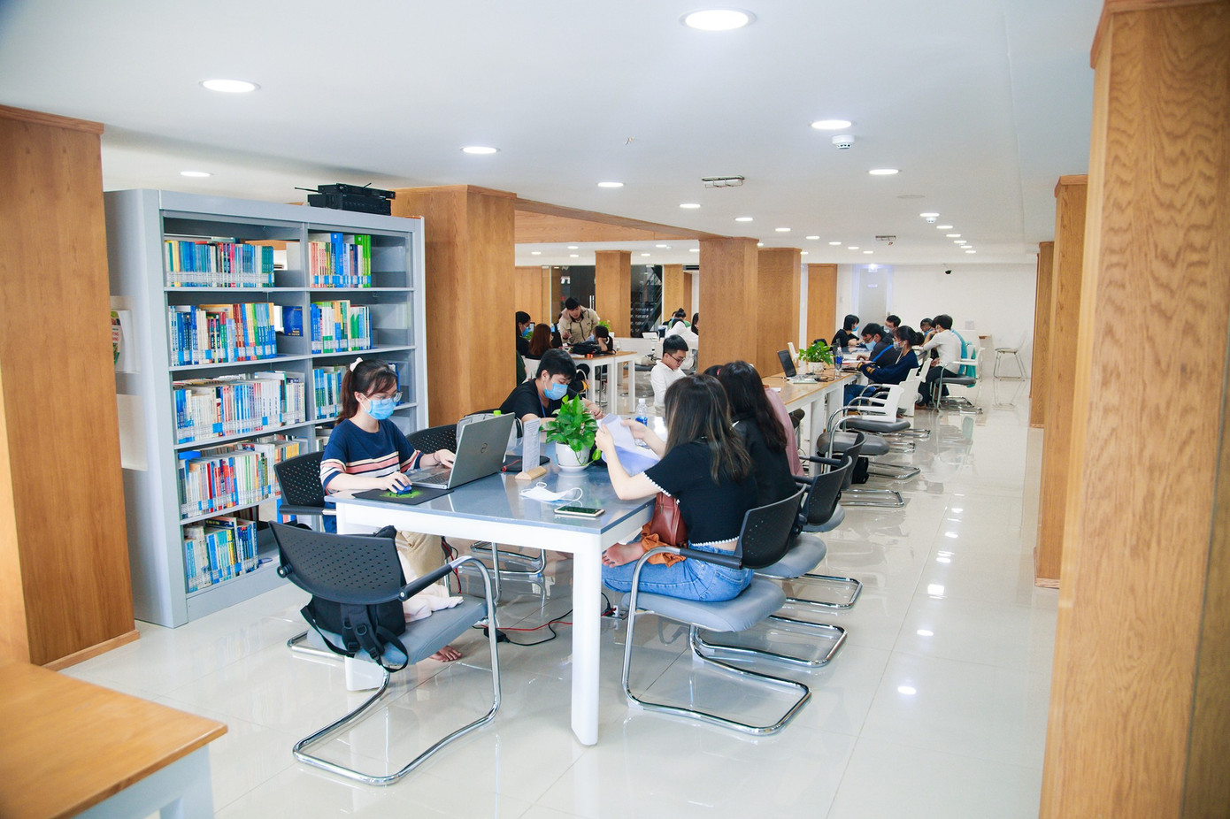 Thư viện “đẹp nhất Việt Nam” ở trường ĐH Công nghiệp Thực phẩm TP. HCM. ảnh 7