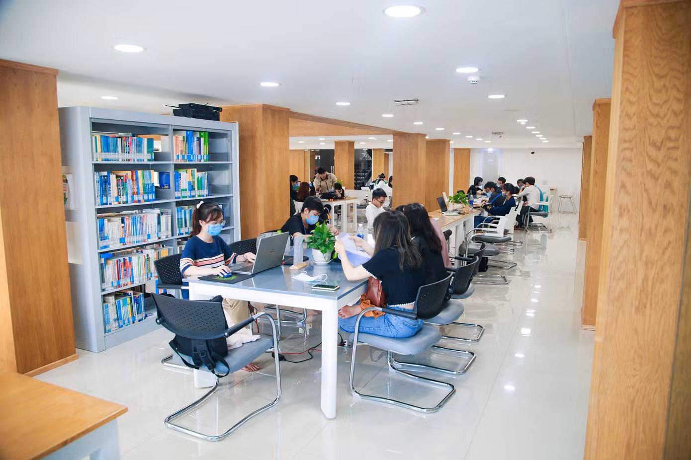 Thư viện “đẹp nhất Việt Nam” ở trường ĐH Công nghiệp Thực phẩm TP. HCM. ảnh 7
