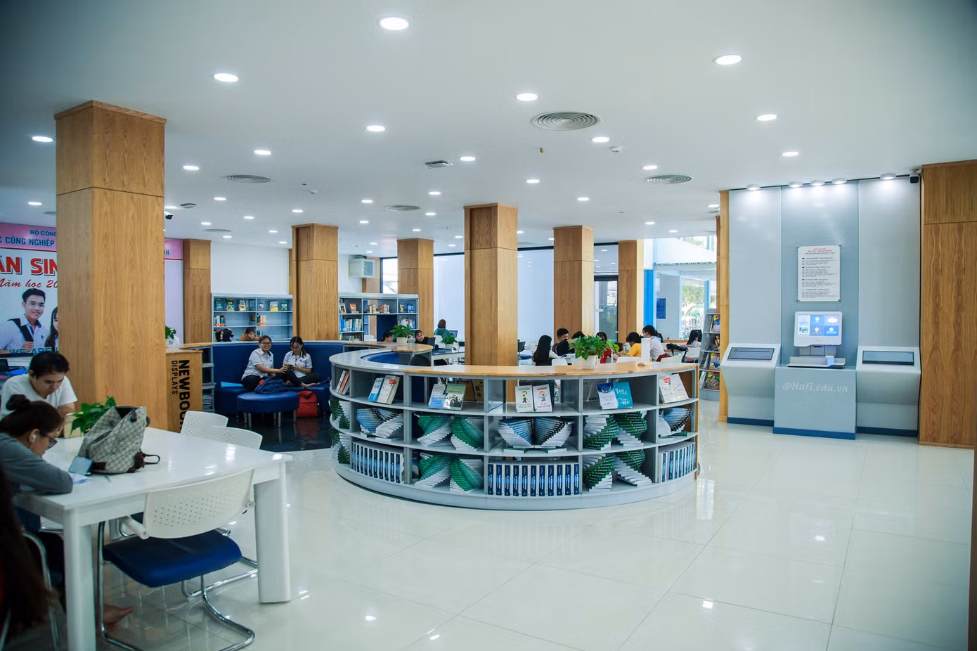 Thư viện “đẹp nhất Việt Nam” ở trường ĐH Công nghiệp Thực phẩm TP. HCM. ảnh 10