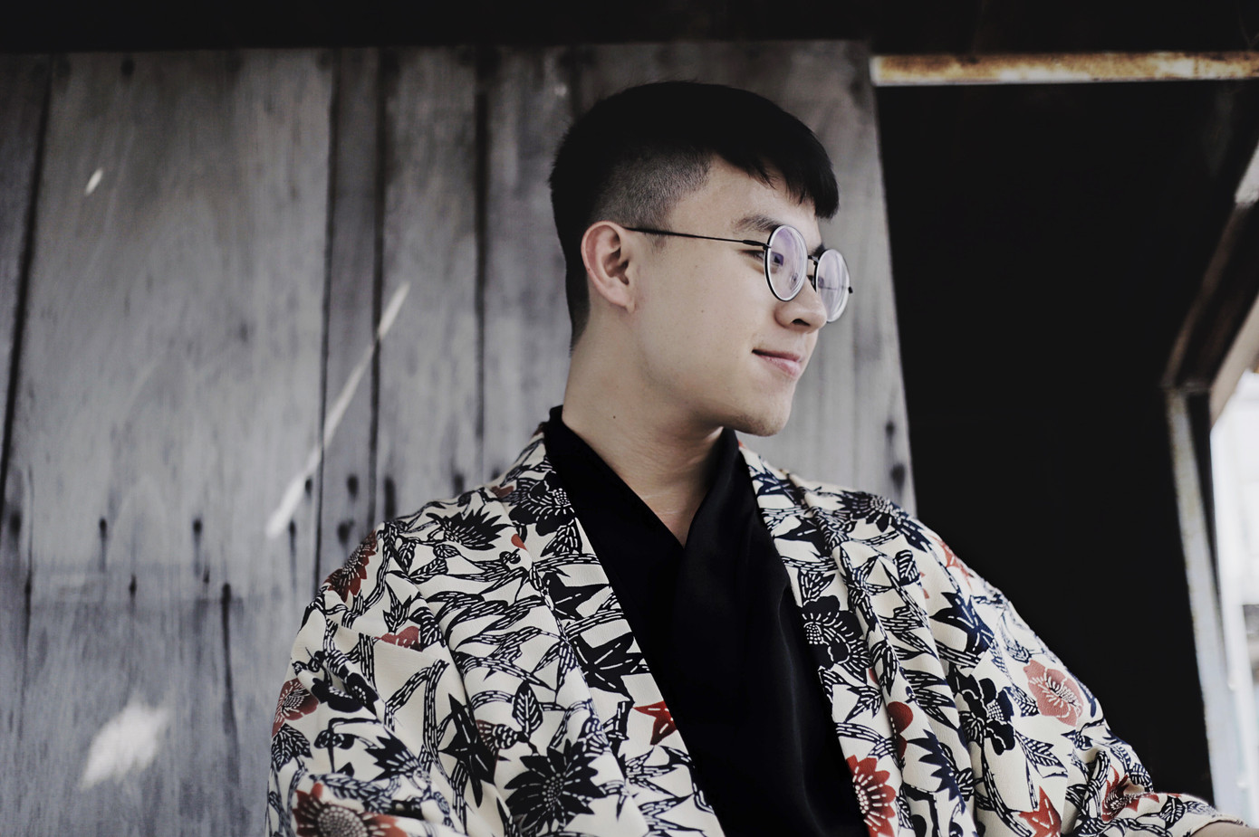 Chàng trai chuyên “make up” giày sneakers bằng họa tiết cung đình ảnh 1