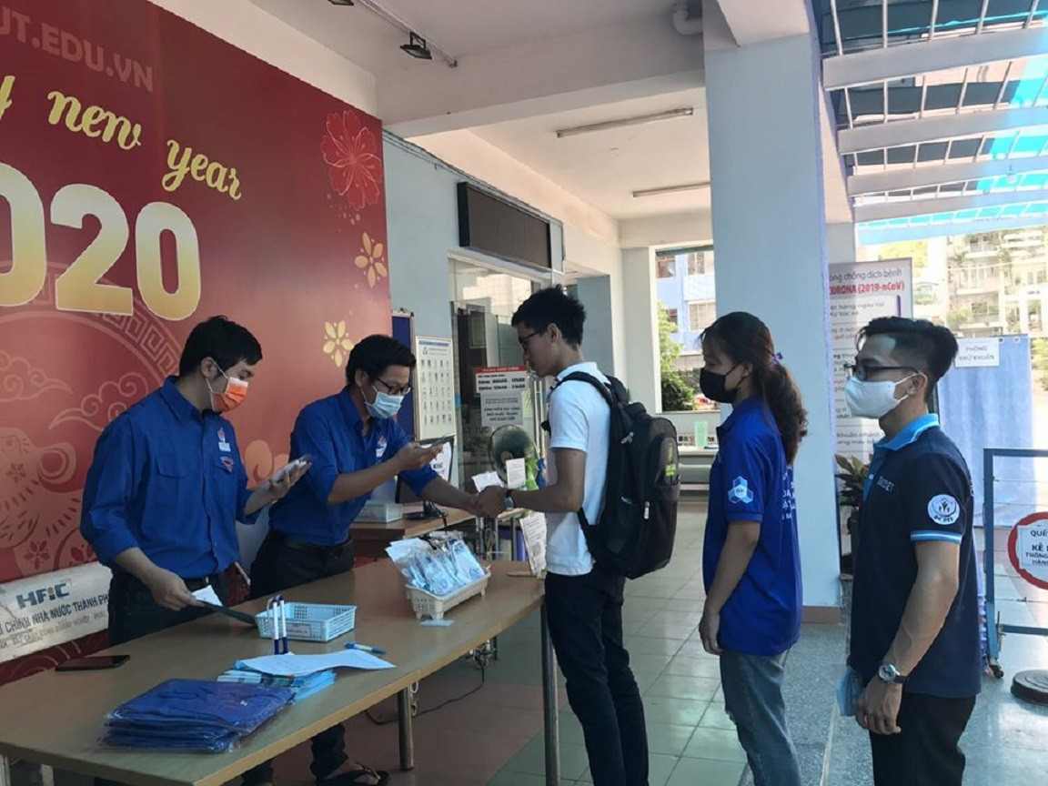 Trường ĐH Bách khoa (ĐHQGTP. HCM) hỗ trợ 12 tỷ đồng cho sinh viên trong mùa dịch COVID-19 ảnh 1